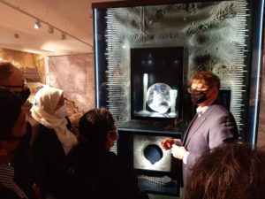 Członkowie delegacji Ambasady Malezji z Panią ambasador Chitrę Devi Ramiah zwiedzają wystawy w naszym muzeum