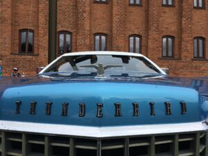 Klasyczne auto na dziedzińcu muzeum